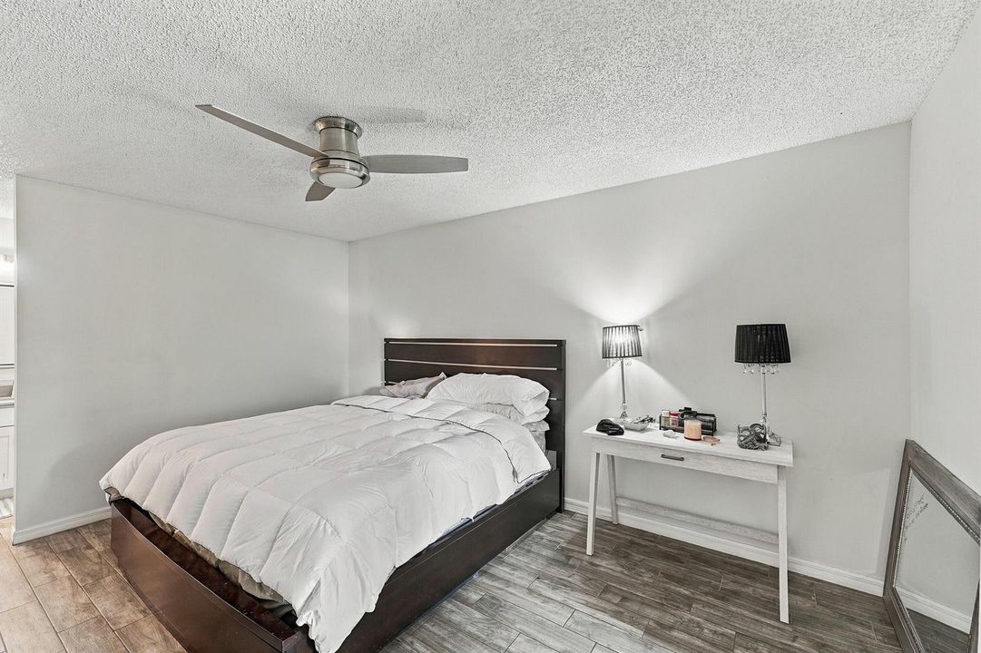 19_primary bedroom