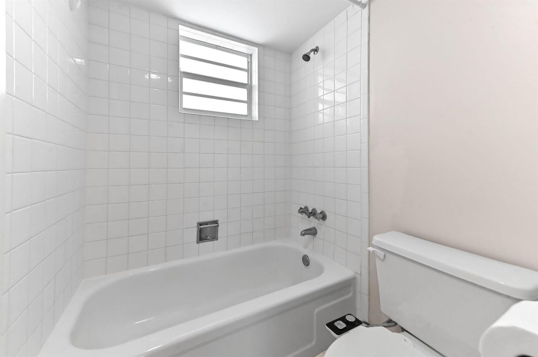 22 bathroom 02