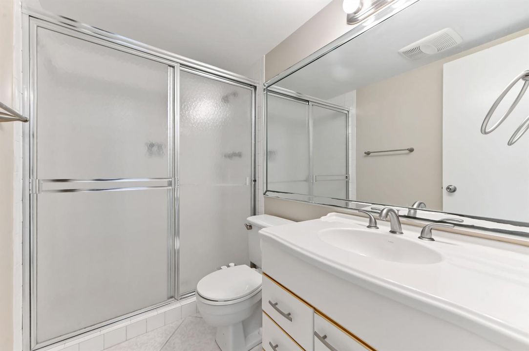 15 bathroom 01