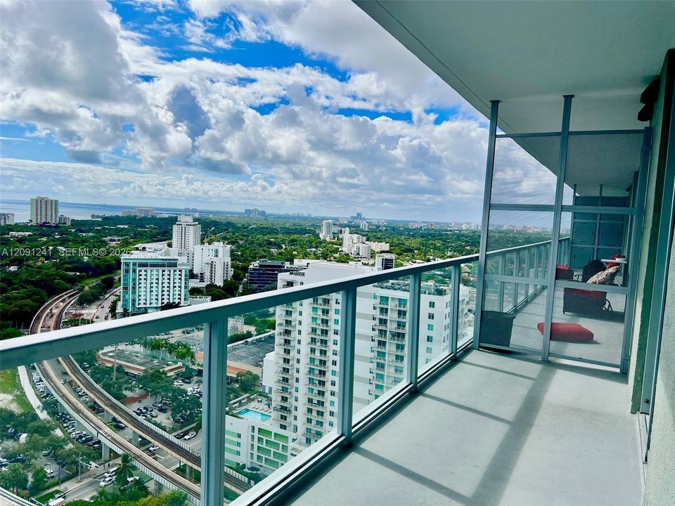 For Sale: $450,000 (1 beds, 1 baths, 693 Square Feet)