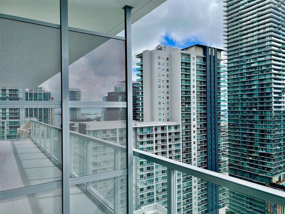 For Sale: $450,000 (1 beds, 1 baths, 693 Square Feet)