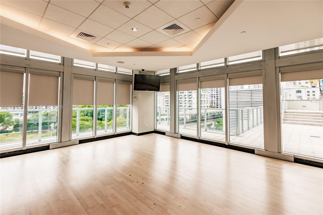 For Sale: $450,000 (1 beds, 1 baths, 693 Square Feet)
