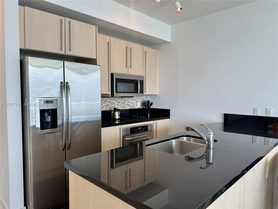For Sale: $450,000 (1 beds, 1 baths, 693 Square Feet)