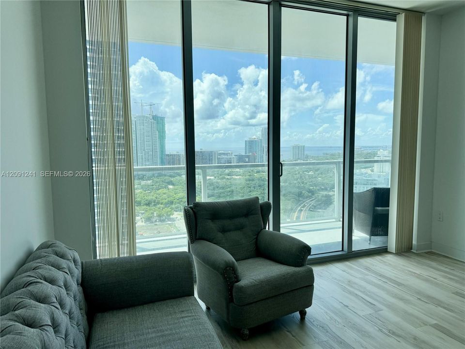 For Sale: $450,000 (1 beds, 1 baths, 693 Square Feet)