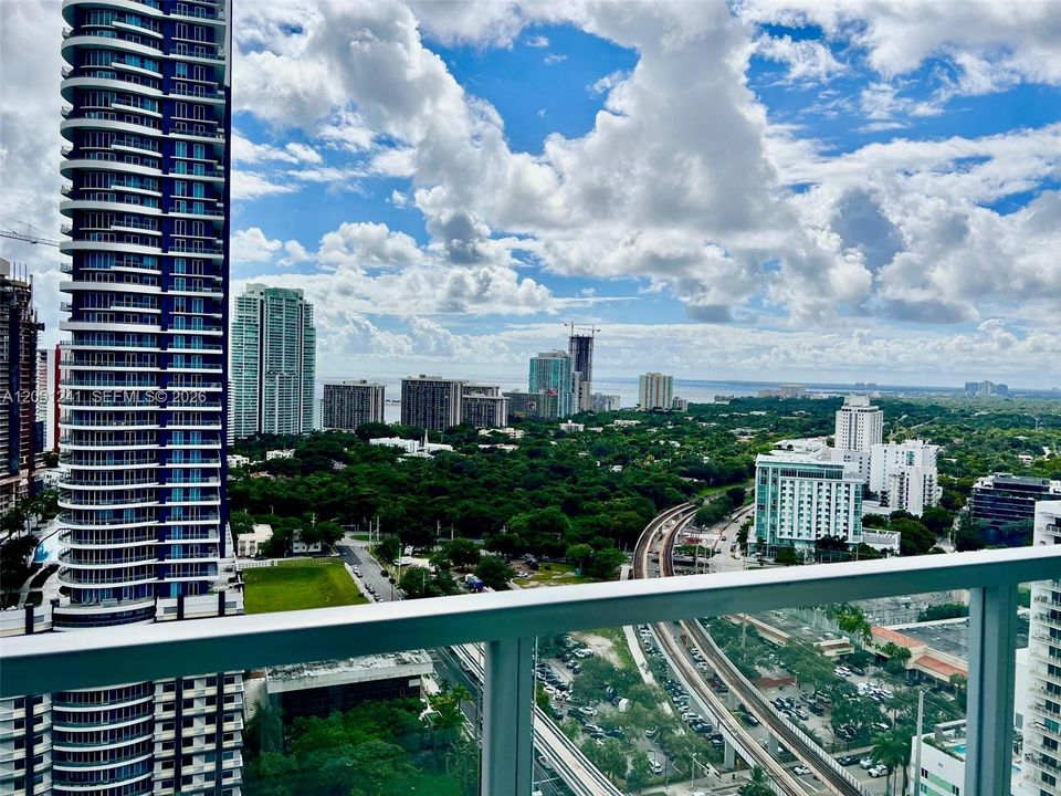 For Sale: $450,000 (1 beds, 1 baths, 693 Square Feet)