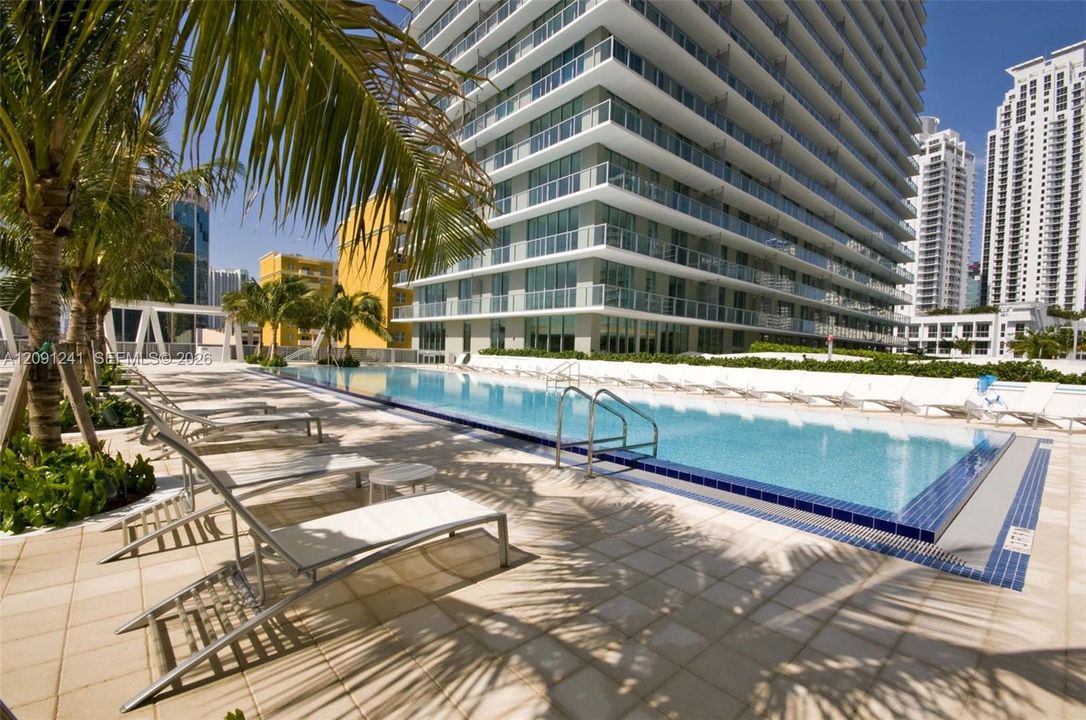For Sale: $450,000 (1 beds, 1 baths, 693 Square Feet)