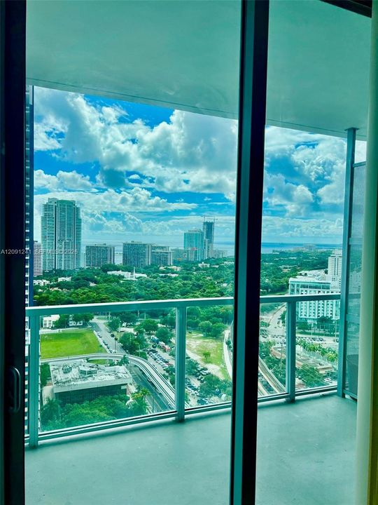 For Sale: $450,000 (1 beds, 1 baths, 693 Square Feet)