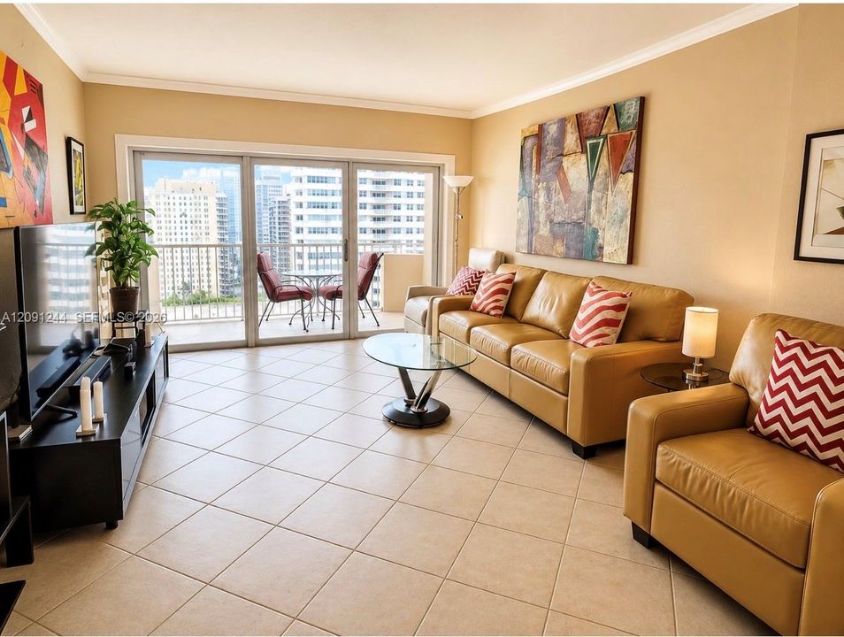 For Sale: $380,000 (1 beds, 1 baths, 870 Square Feet)