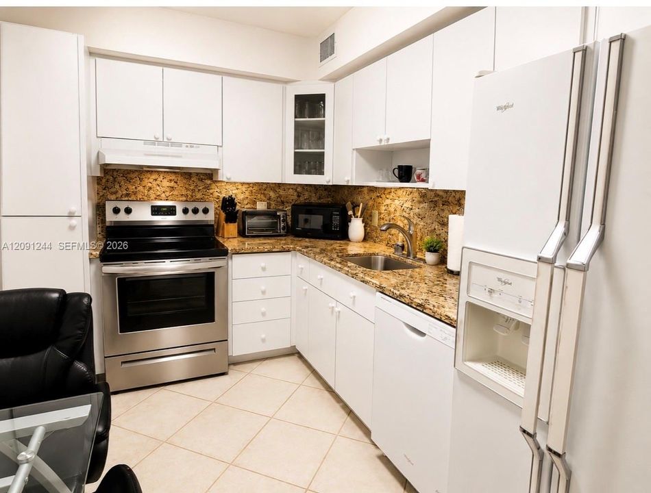 For Sale: $380,000 (1 beds, 1 baths, 870 Square Feet)
