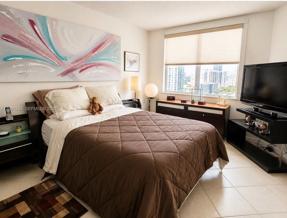 For Sale: $380,000 (1 beds, 1 baths, 870 Square Feet)