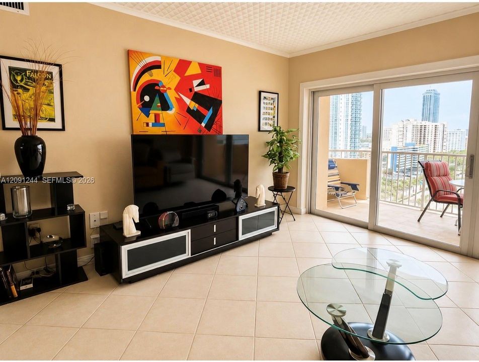 For Sale: $380,000 (1 beds, 1 baths, 870 Square Feet)