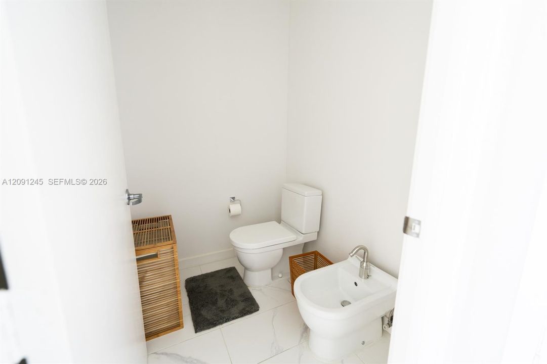 For Sale: $980,000 (2 beds, 2 baths, 1557 Square Feet)