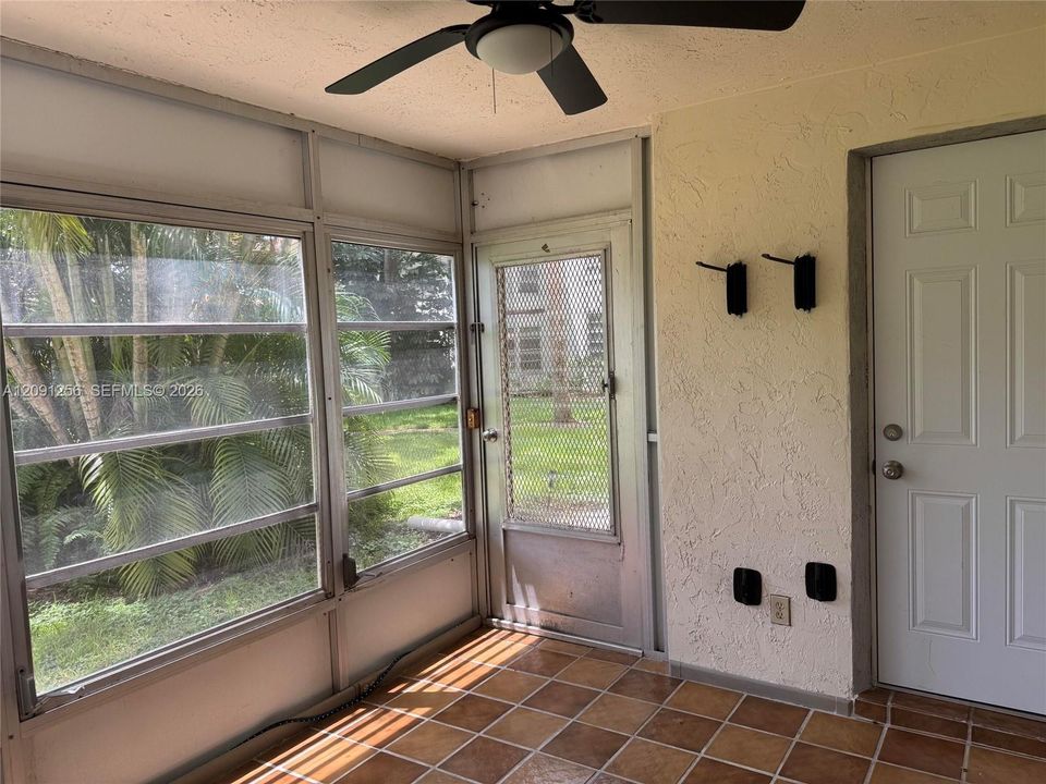 For Sale: $179,900 (2 beds, 2 baths, 952 Square Feet)