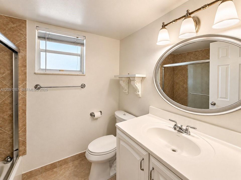 For Sale: $199,000 (1 beds, 1 baths, 728 Square Feet)