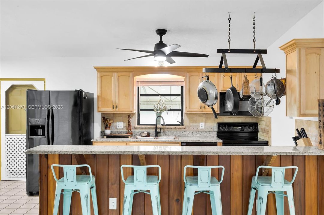 For Sale: $685,000 (3 beds, 2 baths, 1080 Square Feet)