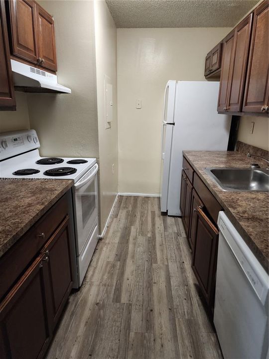 В аренду: $2,300 (3 спален, 2 ванн, 930 Квадратных фут)