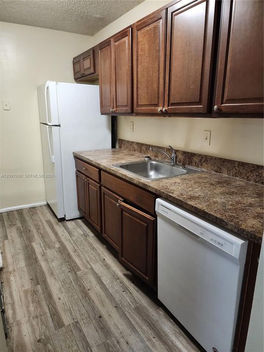 В аренду: $2,300 (3 спален, 2 ванн, 930 Квадратных фут)