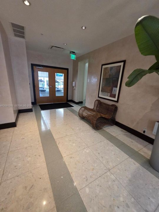 For Rent: $2,200 (1 beds, 1 baths, 812 Square Feet)