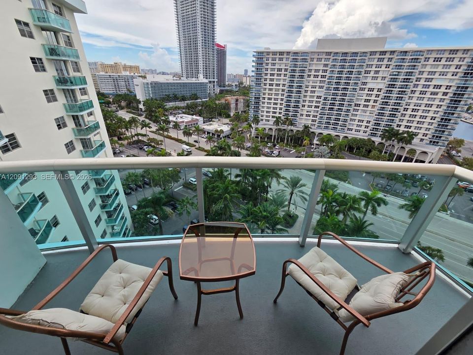 For Rent: $2,200 (1 beds, 1 baths, 812 Square Feet)