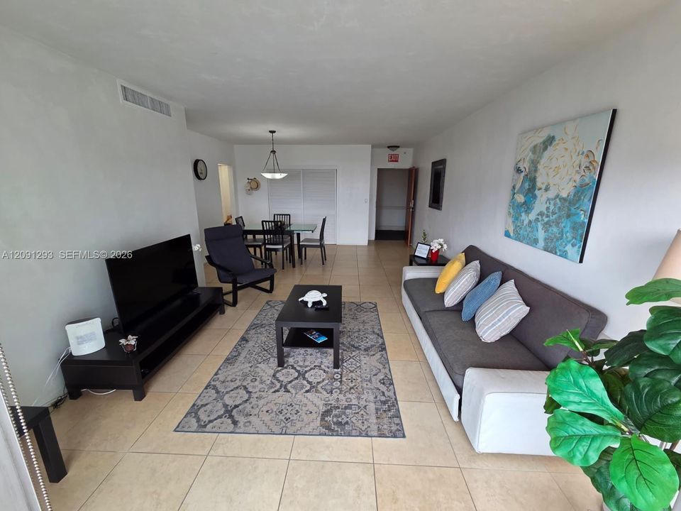 For Rent: $2,200 (1 beds, 1 baths, 812 Square Feet)