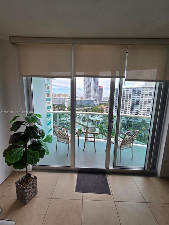 For Rent: $2,200 (1 beds, 1 baths, 812 Square Feet)