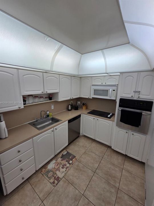 For Rent: $2,200 (1 beds, 1 baths, 812 Square Feet)