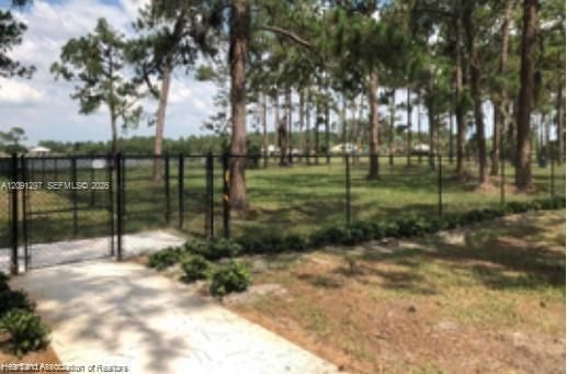 待售: $12,900 (0.37 acres)