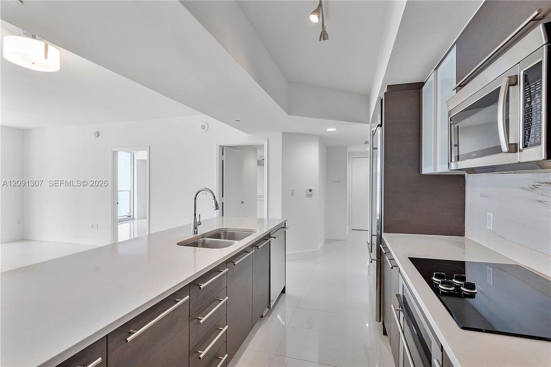 For Sale: $638,000 (2 beds, 2 baths, 1111 Square Feet)