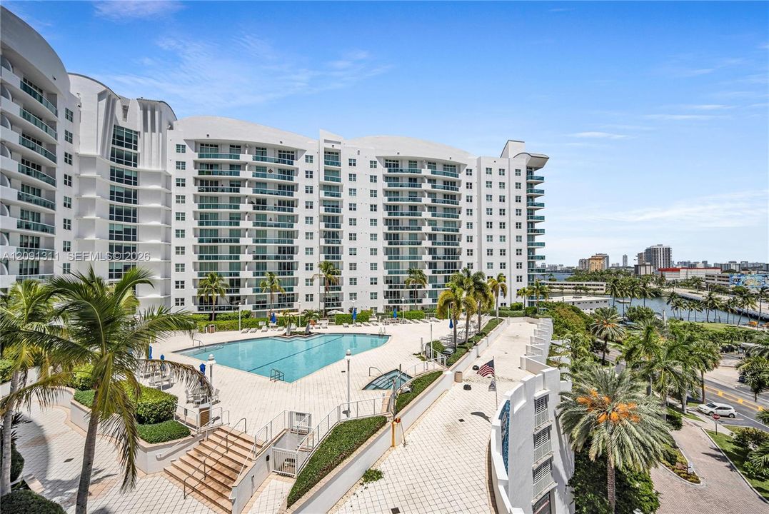 Active With Contract: $695,000 (2 beds, 2 baths, 1552 Square Feet)
