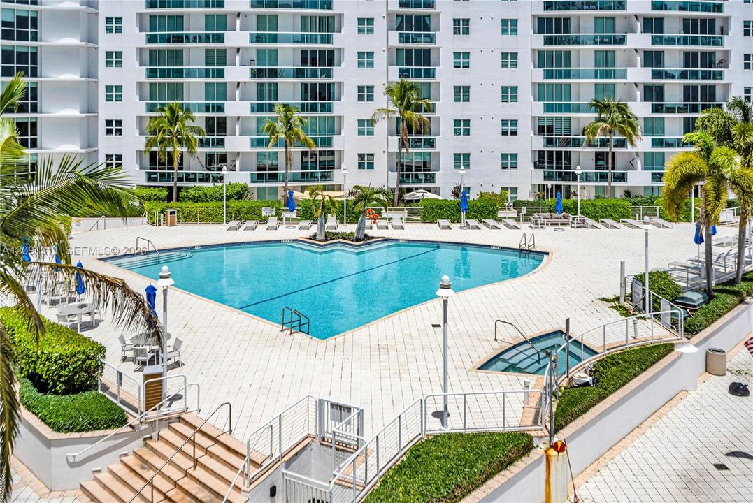 Active With Contract: $695,000 (2 beds, 2 baths, 1552 Square Feet)