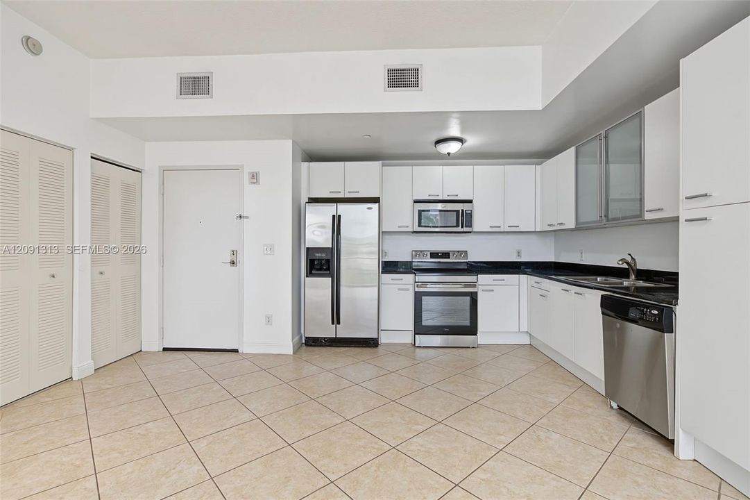 For Rent: $2,100 (1 beds, 1 baths, 797 Square Feet)