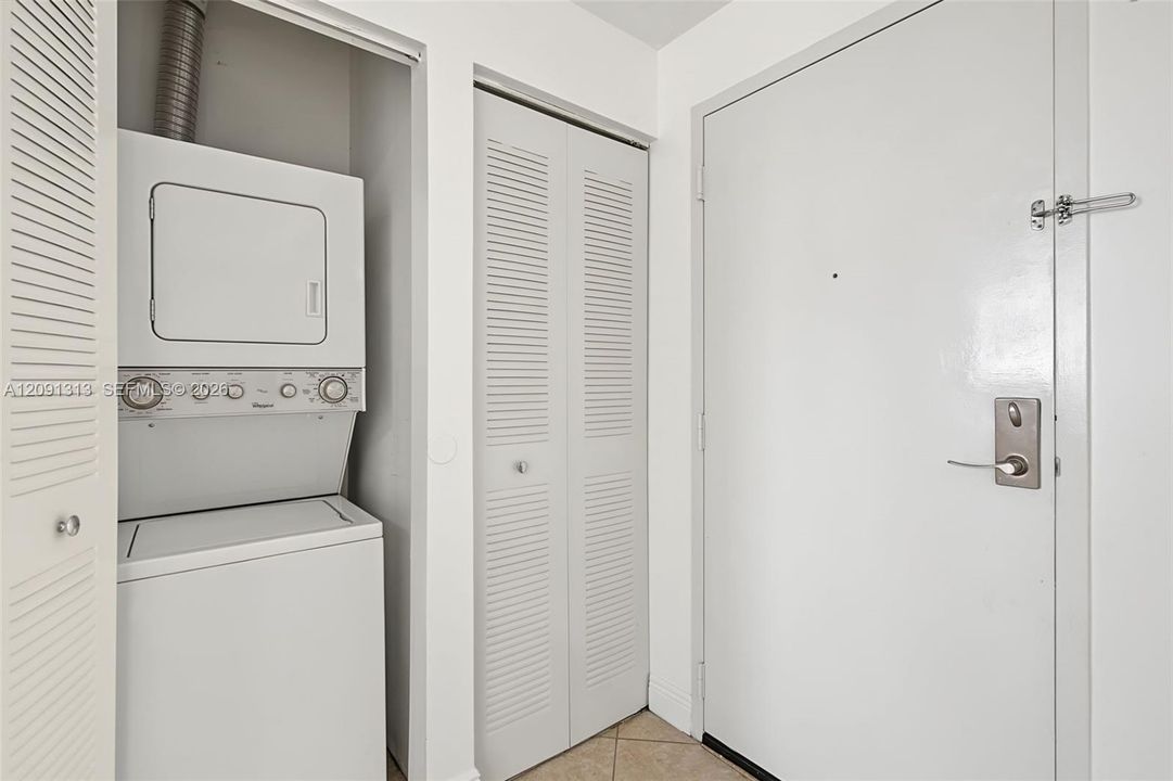 For Rent: $2,100 (1 beds, 1 baths, 797 Square Feet)