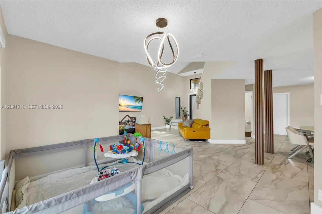 En Venta: $635,000 (3 camas, 2 baños, 2127 Pies cuadrados)