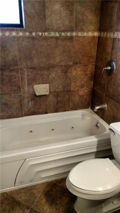 Master en suite bath with jetted tub.