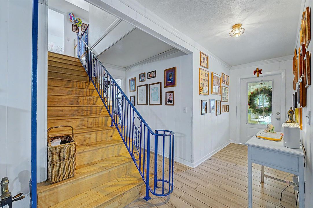Entryway/Staircase
