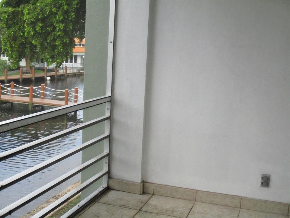 E207 BALCONY