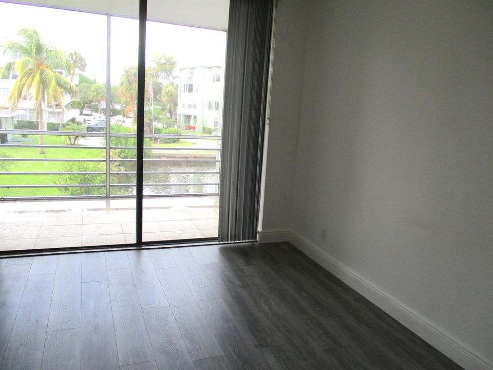 E207 BEDROOM 2