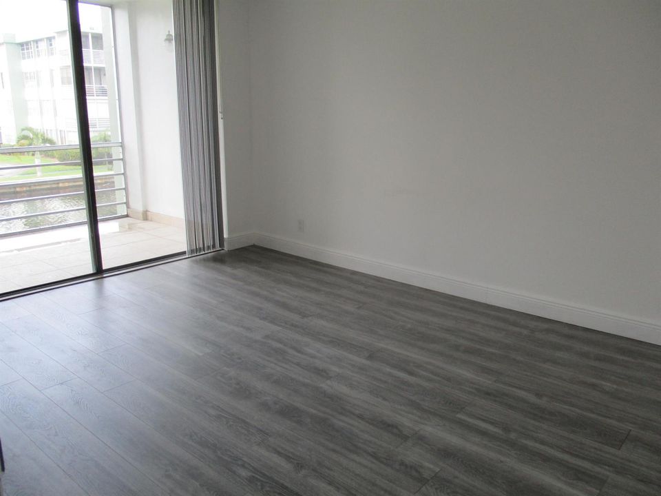 E207 BEDROOM