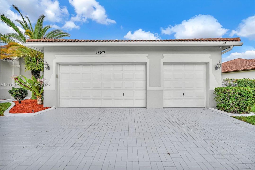 For Sale: $950,000 (4 beds, 2 baths, 2470 Square Feet)