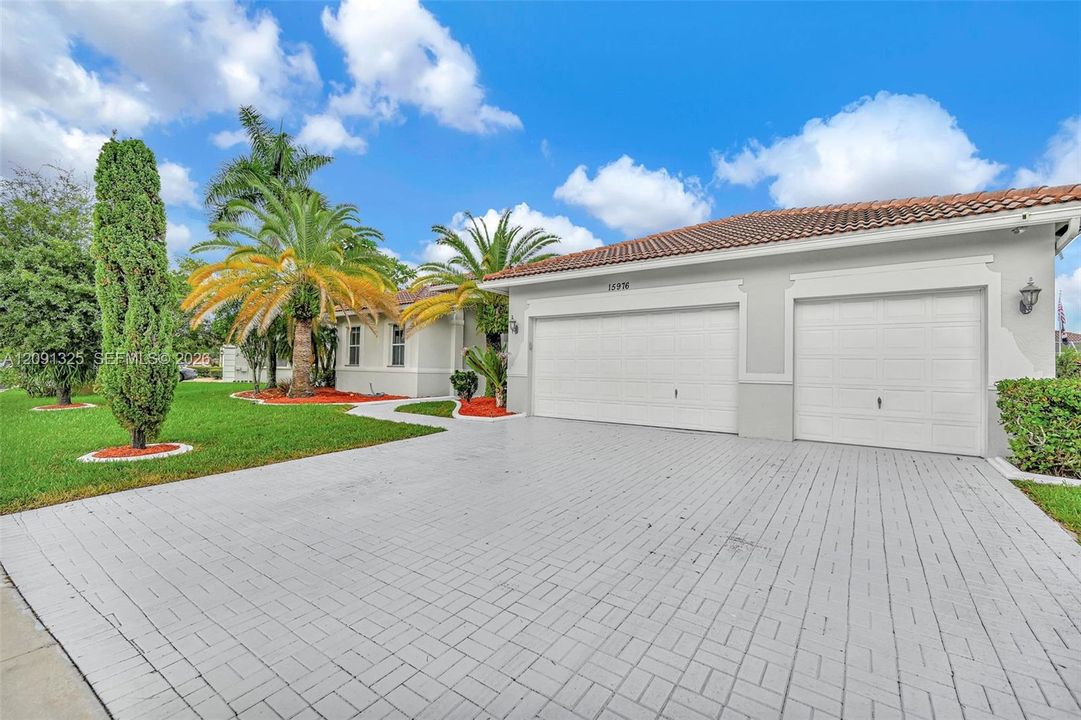 For Sale: $950,000 (4 beds, 2 baths, 2470 Square Feet)