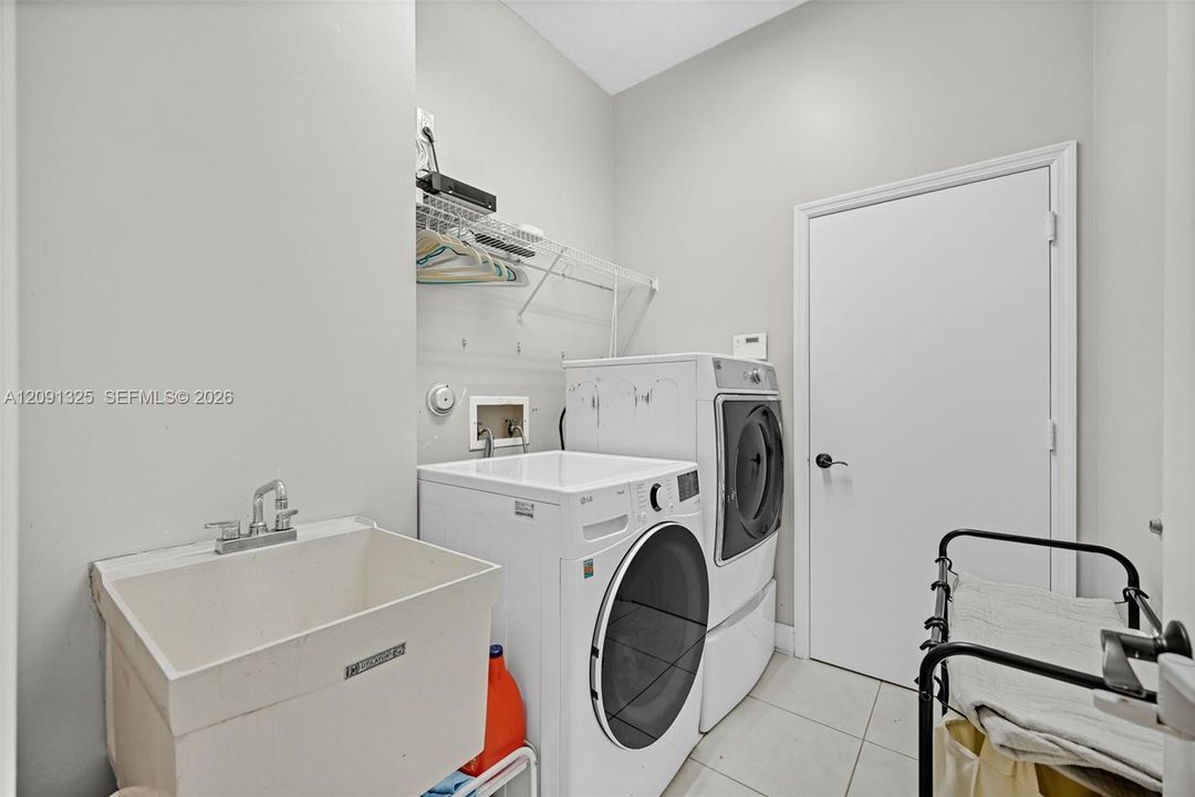 For Sale: $950,000 (4 beds, 2 baths, 2470 Square Feet)