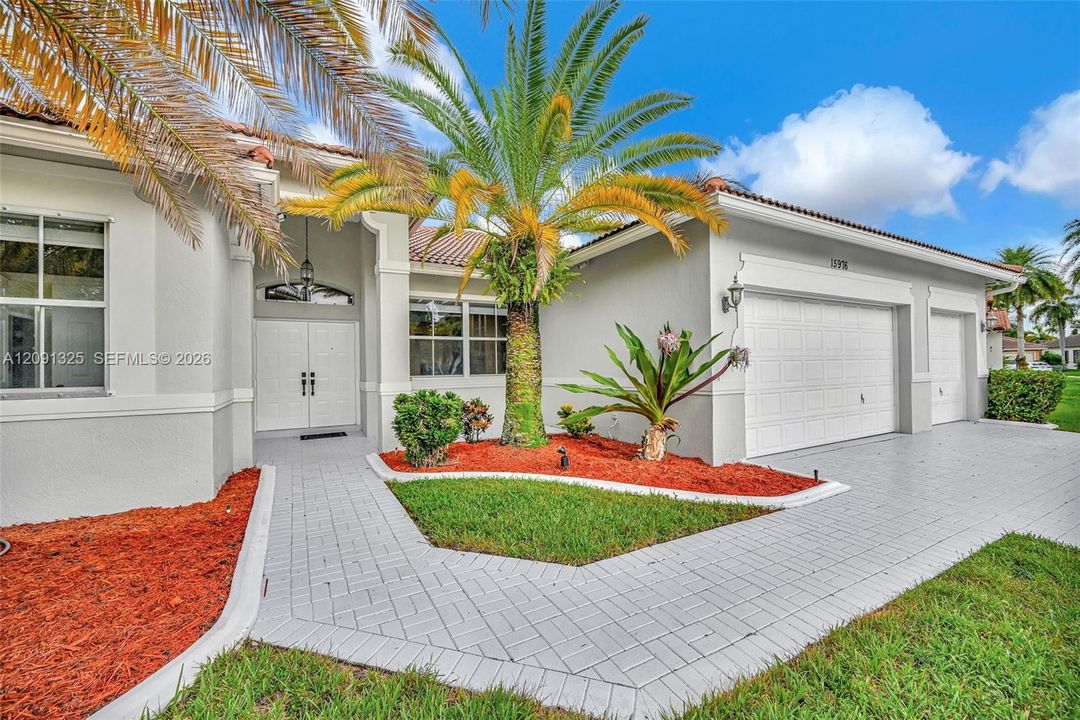 For Sale: $950,000 (4 beds, 2 baths, 2470 Square Feet)