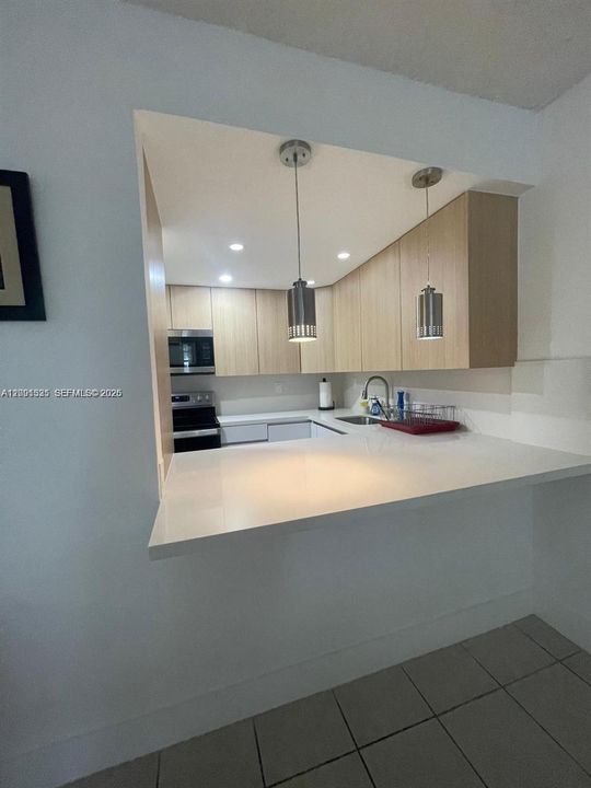 For Rent: $2,200 (2 beds, 1 baths, 740 Square Feet)