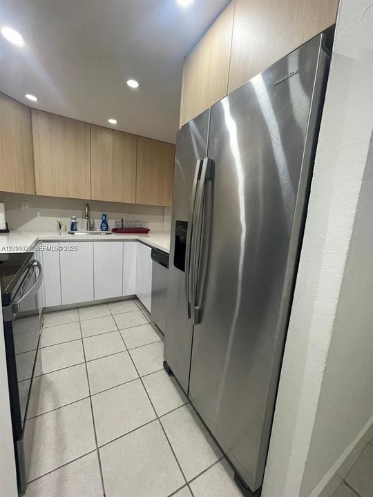 For Rent: $2,200 (2 beds, 1 baths, 740 Square Feet)