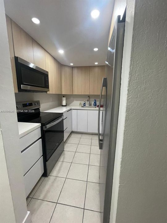 For Rent: $2,200 (2 beds, 1 baths, 740 Square Feet)