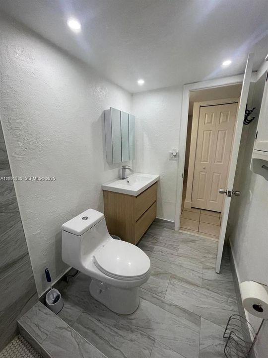 For Rent: $2,200 (2 beds, 1 baths, 740 Square Feet)