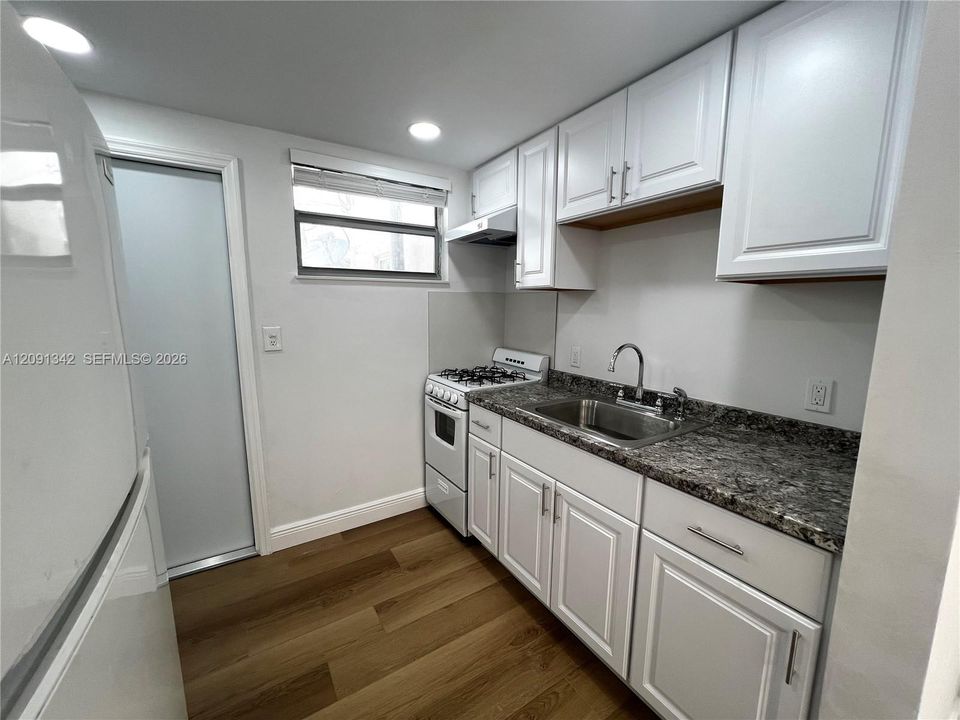 В аренду: $2,200 (1 спален, 1 ванн, 650 Квадратных фут)