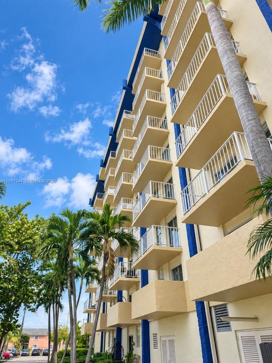 For Sale: $235,000 (2 beds, 1 baths, 774 Square Feet)