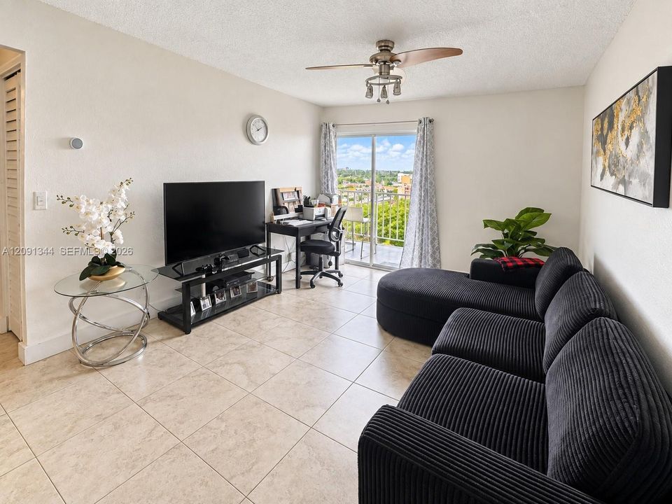 For Sale: $235,000 (2 beds, 1 baths, 774 Square Feet)