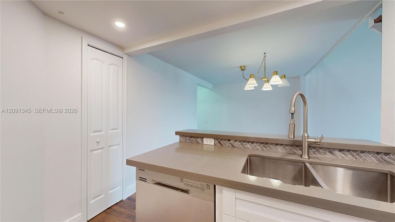 For Rent: $2,450 (2 beds, 2 baths, 1000 Square Feet)